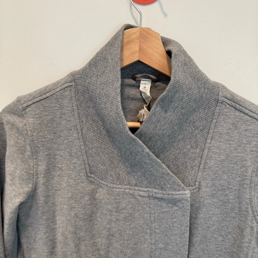 LULULEMON gray Belle 2-Snap wrap sweatshirt Jacket size 2